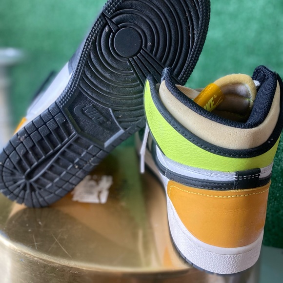 🟢 Air Jordan 1 volt 🟢 size 6.5 - Picture 5 of 5